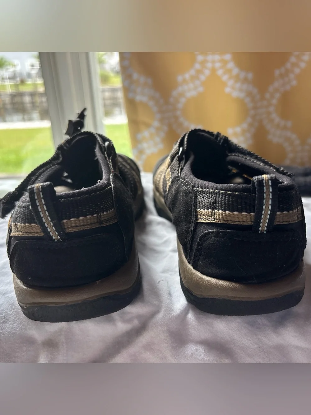 Keen women’s size 5 olive and Tan Sport Sandals